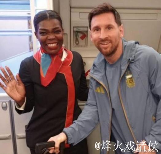 梅西脸带笑容与德保罗同坐面包车后排狭小空间,展现入乡随俗精神。 梅西脸带笑容与德保罗同坐面包车后排狭小空间,展现入乡随俗精神。